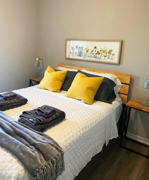 The Delores - 2 Bedroom Apt In Quilt Town, Usa Hamilton Exterior photo